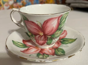 Taza de té y platillo tamaño completo Royal StraffordBone China - trillio rosa - Imagen 1 de 4