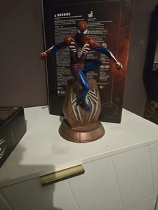 DIAMOND SELECT MARVEL GALLERY SPIDER-MAN PS4 FIGURE - Picture 1 of 2