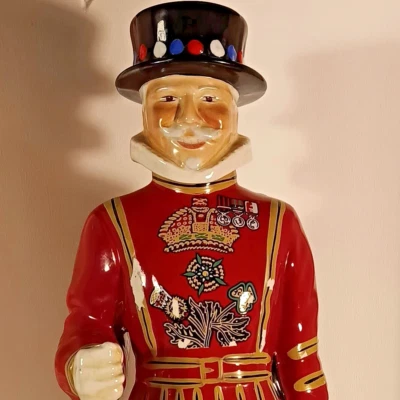 Jarra de cerámica Beefeater de colección años 60 vacía pintada a mano Inglaterra coleccionable Foto 1 de 4