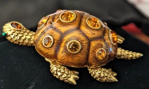 Joan Rivers Schildkröte Brosche Brn Goldplatte grüne Augen Topas emaillierte Kristalle - Bild 1 von 8