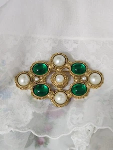 DESIGNER 1928 Filigree Brooch Faux Pearl Emerald Green Cabochon Gold Metal Pin - Picture 1 of 10