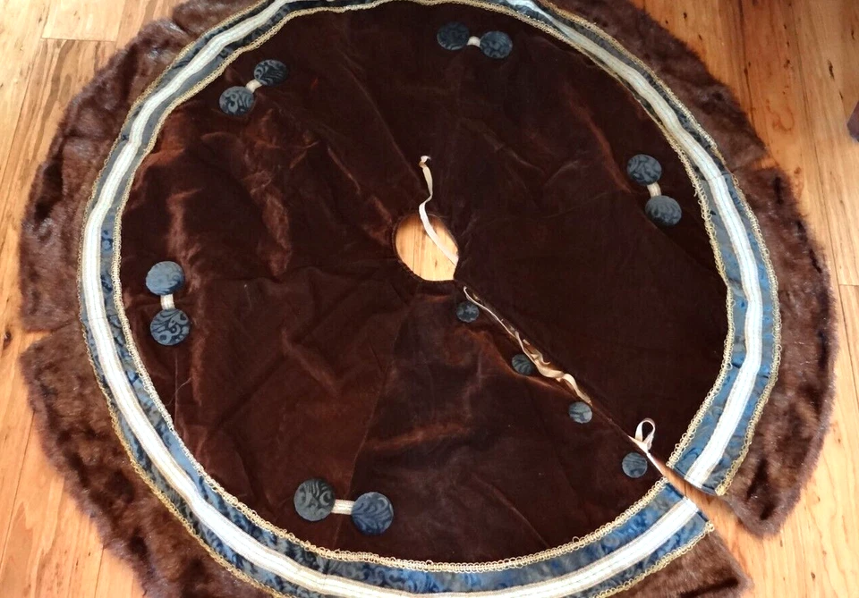 Hermosa falda de terciopelo marrón para árbol de Navidad con adornos ornamentados Foto 1 de 4