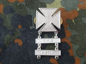 A28-03) US Schiessabzeichen Marksman Shooting Badge chrom mit Rifle Pistol Bar - Bild 1 von 3