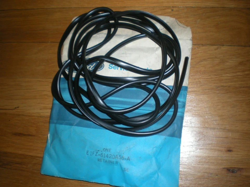 Nuevo de Lote Antiguo Ford Escort Hatchback Sello Ventana Trasera E1FZ-61420A58-A Foto 1 de 1