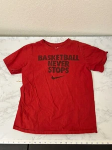 The Nike Tee Kurzarm T-Shirt Jungen L rot Basketball hört nie auf H - Bild 1 von 3