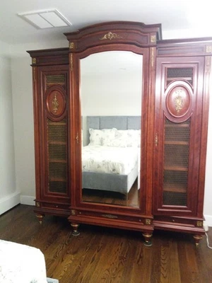 Impresionante juego de dormitorio estilo antiguo de caoba - armario ornamentado + cabecero a juego Foto 1 de 4