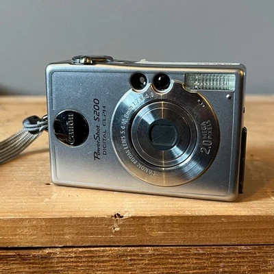 Canon PowerShot S200 DIGITAL ELPH 2.0MP Compact Digital Camera Silver Tested - Image 1 of 4