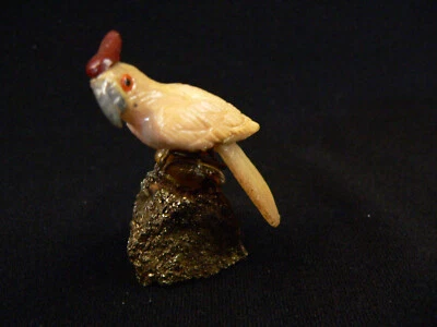 Kakadu Papagei Halbedelstein geschnitzt auf kleinem Sockel Fossilien Figur - Bild 1 von 3
