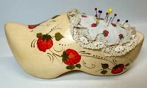 Cuscino spilla zoccolo legno dipinto a mano vintage con fragole tole pittura e tessuto - Foto 1 di 6