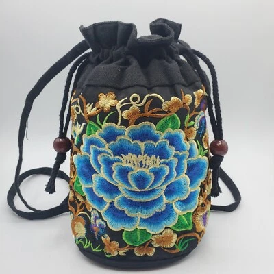 Bolso cubo con cordón, diseño flor y mariposa bordado multicolor Foto 1 de 4