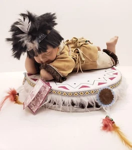 Bambola in porcellana Sweet Dream Collection nativi americani Yele con etichette  - Foto 1 di 5