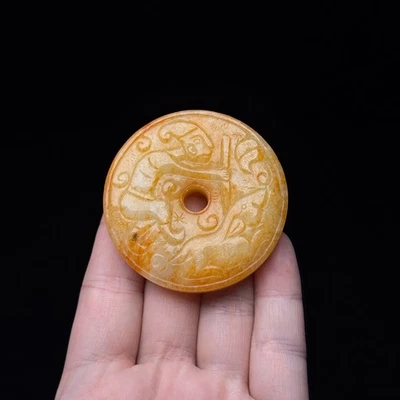 Китайский кулон-амулет династии Тан из нефрита с мотивом сцен охоты - Изображение 1 из 4