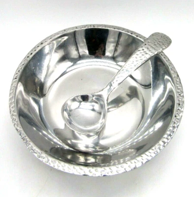 Cuenco y cuchara mexicana de aluminio fundido pulido hecho a mano de 3 pies para servir Foto 1 de 4