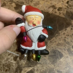 Weihnachtsmann verwickelt in Weihnachtsbeleuchtung Pin - Bild 1 von 2