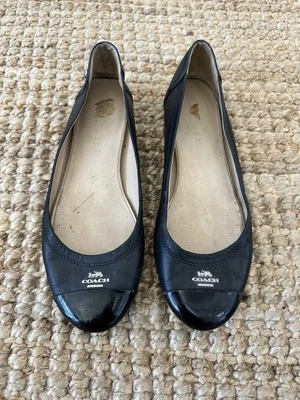 Zapatos planos de ballet Coach Chelsea de cuero negro con puntera de charol talla 7 Foto 1 de 4