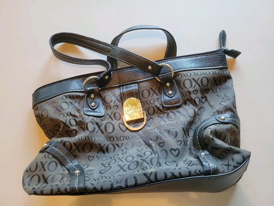 Cartera estilo bolso XOXO negra, asa de cuero sintético Foto 1 de 1