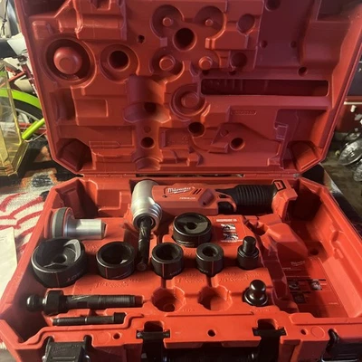 Milwaukee 2677-21 m18 18v force logic 6t knockout tool kit 1/2-2" kit - Image 1 of 4