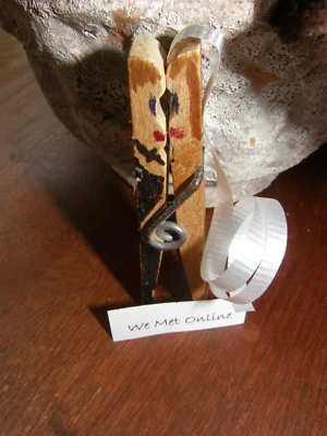 9983)1: Pinza para ropa de primavera para novia y novio para besar "Nos conocimos en línea" Foto 1 de 4