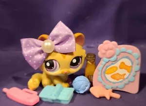 Authentic Littlest Pet Shop #1584 Cat Crouching Brown Tan Pink Purple Dot Eyes - Picture 1 of 8