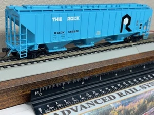 ROCK ISLAND - ROCK BLUE RIB SIDE COVERED 4750cu 3 BAY HOPPER CAR HO Scale NEW - Picture 1 of 13