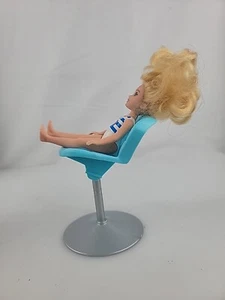 Sedia solo Barbie colore acqua stile salone sedia piedistallo parrucchiere Mattel - Foto 1 di 9