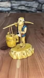 Statuina vintage giapponese in celluloide uomo che porta secchi 3" Alto GIAPPONE - Foto 1 di 9
