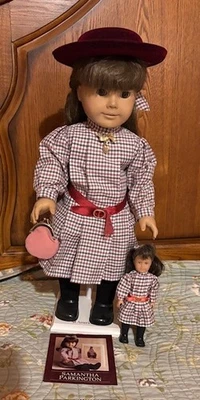 1980 Samantha Agradable CUERPO BLANCO American Girl Muñeca Conocer Conjunto Sombrero Cartera Foto 1 de 4
