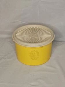 Vintage Tupperware 1297-10 Made In Canada With Lid 912-13 - Picture 1 of 3