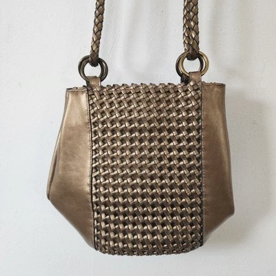 Bolso de hombro tejido con cadena de cuero Liz Claiborne dorado vintage Foto 1 de 4