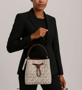 Bolso Cubo Michael Kors Pequeño con Cordón Vainilla/Marrón Lona Cuero Logo - Imagen 1 de 15