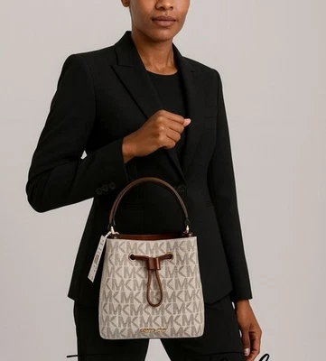 Bolso Cubo Michael Kors Pequeño con Cordón Vainilla/Marrón Lona Cuero Logo Foto 1 de 4