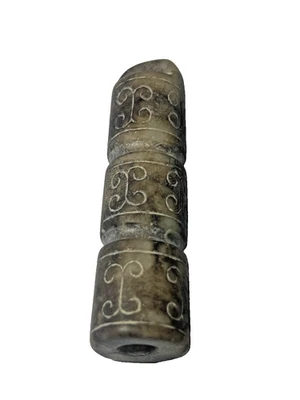 HERMOSA CUENTA DE JADE ABIGARRADA DE FORMA CILÍNDRICA, PERÍODO CHOU, 1046-256BC Foto 1 de 4