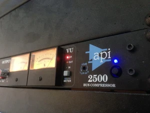 API 2500 stereo bus compressor - Picture 1 of 2