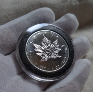 2010 Canada $5 Maple Leaf 1 oz .9999 Silver Coin In Capsule BU - Picture 1 of 2