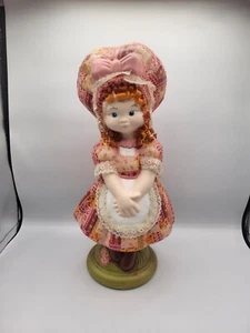 1980 Prairie Bonnet Girl Ceramic Figure Patchwork Decoupage ~14" Handmade Kitsch - Foto 1 di 7