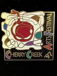 Vintage 1997 Cherry Creek Arts Festival Colorado cappello bavero spilla contenitore3 - Foto 1 di 3