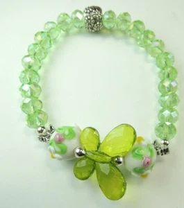 Pulsera elástica con cuentas de cristal verde con murano floral y mariposa acrílica - Imagen 1 de 1