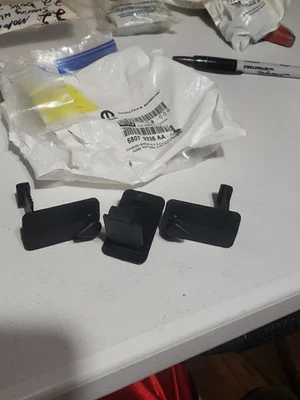 08-18 DODGE CHRYSLER JEEP RAM ALFOMBRILLA RETENEDOR CLIP ABRAZADERA NUEVO MOPAR Lote de 3 Foto 1 de 3