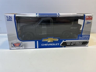 1992 Chevy 454 SS Diecast Model Truck: 1/24 Scale, New In the Box By Motor Max - Image 1 of 4