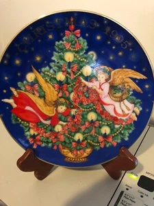 1995 Avon Porcelain Plate TRIMMING THE TREE - Bild 1 von 4