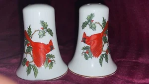Lefton Red Cardinal Stechpalme Salz & Pfefferstreuer #01067 weiß rot grün Weihnachten - Bild 1 von 5