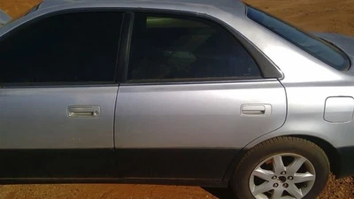 Puerta trasera izquierda del conductor compatible con 97-01 LEXUS ES300 262233 Foto 1 de 4