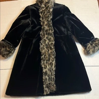 De colección-Colecciones KC-XS-abrigo forrado de piel sintética negro con estampado de guepardo. Foto 1 de 4