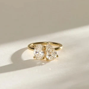 Anillo de compromiso enchapado en oro de 14 quilates de moissanita real Toi Et Moi corte ovalado de 3 quilates - Imagen 1 de 9