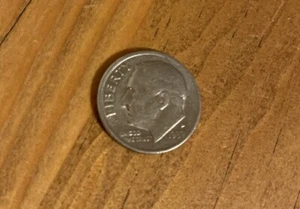 1989 P Roosevelt Dime 10c MINT ERROR - OFF CENTER - Picture 1 of 6