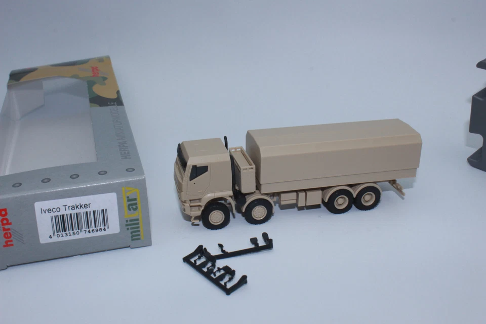 Herpa Iveco Trakker 8x8 geschützt Pritschen-LKW sandbeige Nr. 746984 1 87 /HN248
