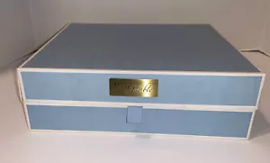 SOLO CAJA - PAIGE GAMBLE Caja con bisagras azules recortada en blanco - Imagen 1 de 6