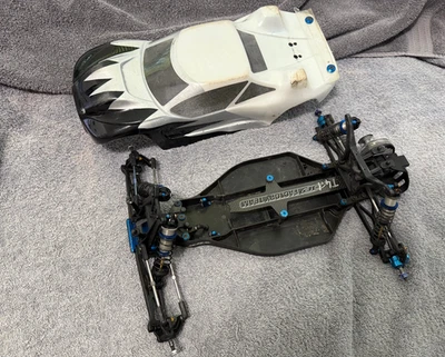 Camión de estadio Team Associated RC10 T4.1 2x2 con amortiguadores de gran diámetro soporte de chasis Foto 1 de 4