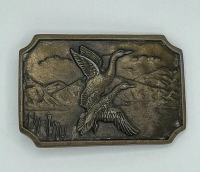 De colección Para hombres Latón Hebilla Cinturón Patos Voladores Sobre El Lago Marcado "P243 2" Cazador 106g Foto 1 de 4