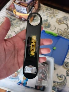 Neu WWE WrestleMania 34 Flaschenöffner April 2018 New Orleans Wrestling Cena - Bild 1 von 2